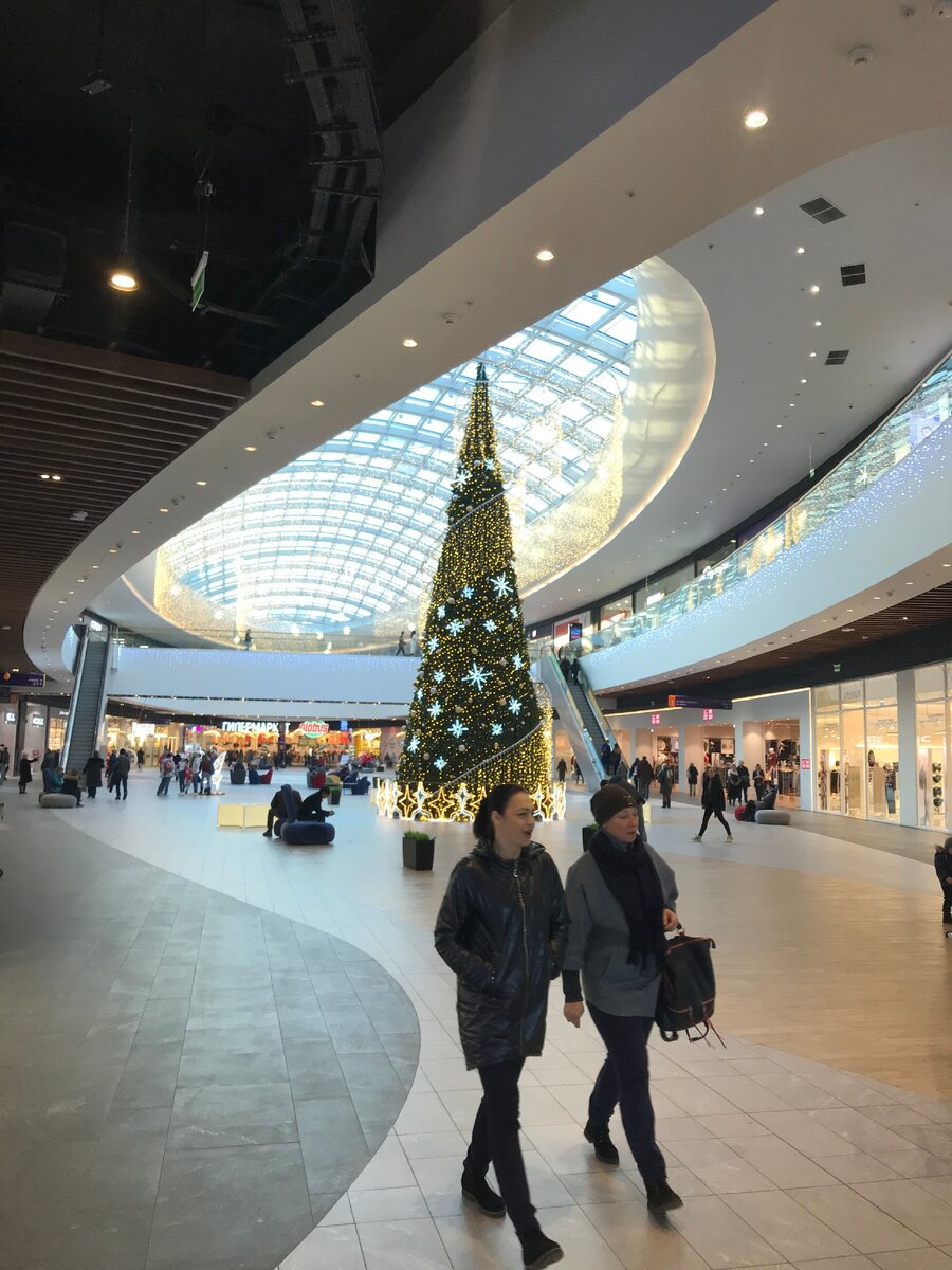 Жители Подмосковья говорят, что у метро «Саларьево» теперь невозможно оставить машину, чтобы пересесть на общественный транспорт. Всему виной строительство самого большого в Москве ТЦ.