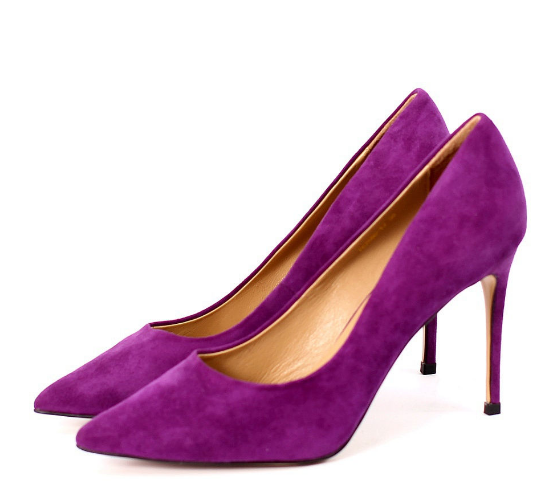 Замшевые лодочки яркого цвета привлекут внимание к изящной щиколотке (фото взято на сайте wildberries.ru)