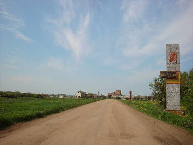 https://upload.wikimedia.org/wikipedia/commons/thumb/7/7a/%D0%A1%D0%B5%D0%BB%D0%BE_%D0%9A%D0%B0%D0%B7%D0%B0%D0%BA%D0%BE%D0%B2%D0%BE._%D0%9A%D0%BE%D0%BB%D1%85%D0%BE%D0%B7_%22%D0%9F%D0%B0%D0%BC%D1%8F%D1%82%D1%8C_%D0%98%D0%BB%D1%8C%D0%B8%D1%87%D0%B0%22..jpg/640px-%D0%A1%D0%B5%D0%BB%D0%BE_%D0%9A%D0%B0%D0%B7%D0%B0%D0%BA%D0%BE%D0%B2%D0%BE._%D0%9A%D0%BE%D0%BB%D1%85%D0%BE%D0%B7_%22%D0%9F%D0%B0%D0%BC%D1%8F%D1%82%D1%8C_%D0%98%D0%BB%D1%8C%D0%B8%D1%87%D0%B0%22..jpg
