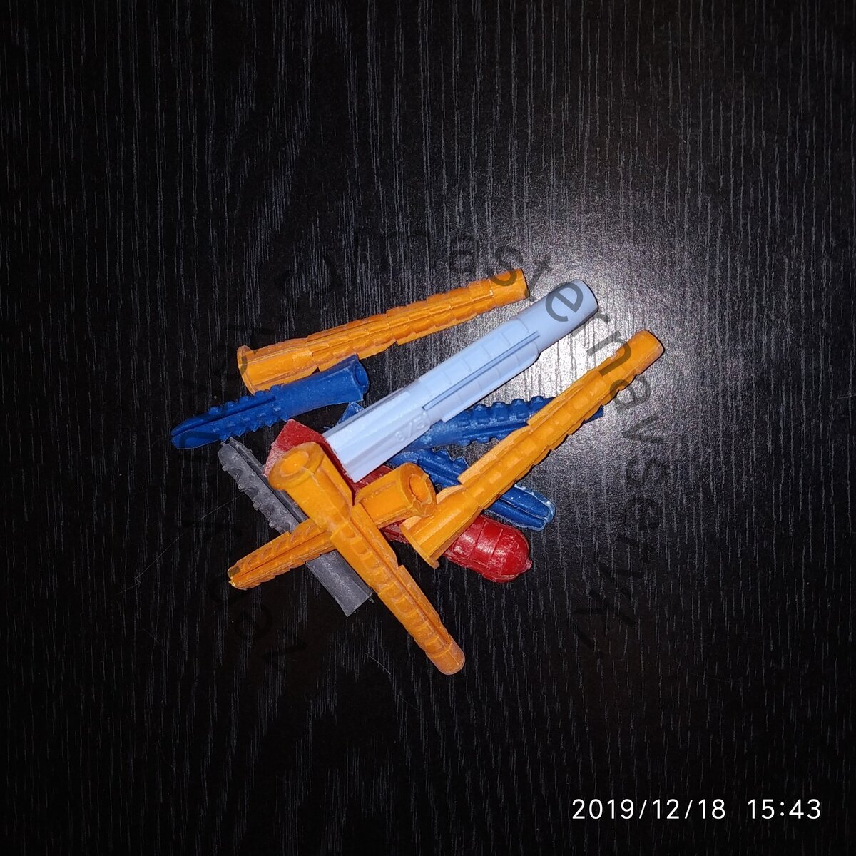 Дюбель- это универсальный крепежный элемент.