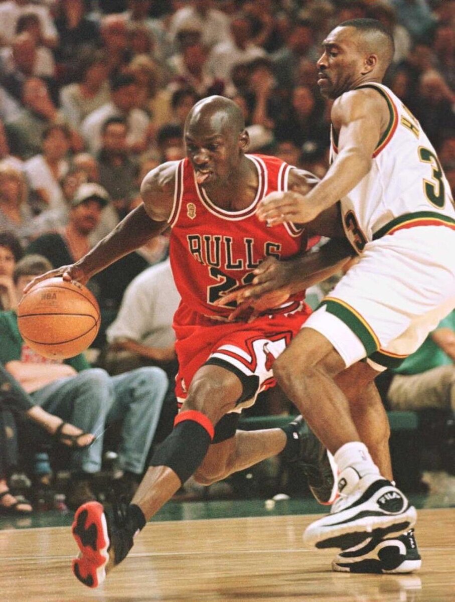 Главным дизайнером Air Jordan 11 стал Тинкер Хэтфилд, создававший почти все именные пары Майкла Джордана. Перед Тинкером стояла непростая задача: ему надо было выпустить кроссовки специально к возвращению Майкла, которому надоело сидеть без дела.

Тинкеру захотелось создать что-то совершенно новое, поэтому он взял вектор на внедрение всего самого нового — вот так и появилась лакированная кожа, карбоновая пластина в подошве и баллистический нейлон в основе пары.