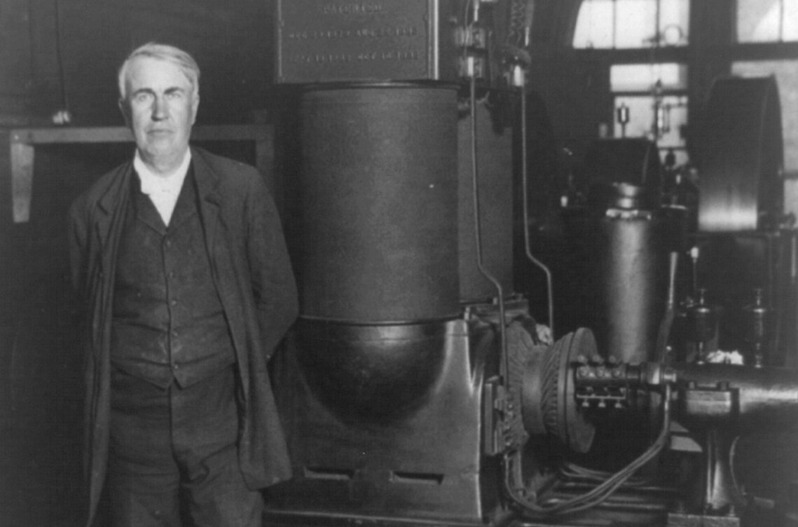 Томас Эдисон на фоне электрдвигателя