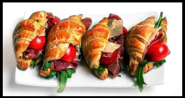 Круассаны с ветчиной и рукколой