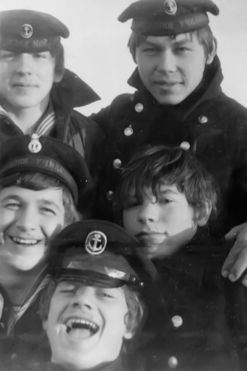 В  бескозырках старших курсов,  потом уже мицы-фуражки по Уставу.