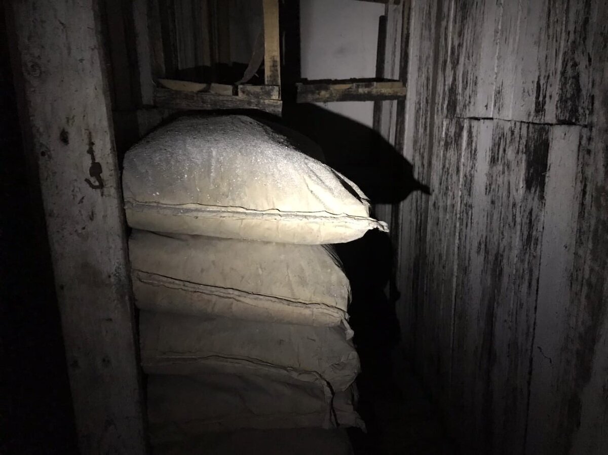 Темный подвал припятского дома. Что там осталось после людей сегодня?