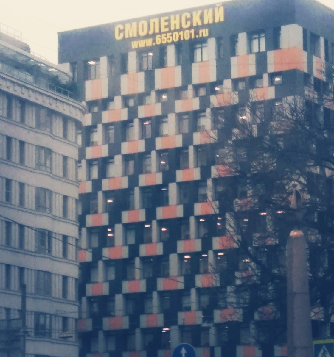 Давно такого не видел. Сайт в виде номера телефона, который рекламируется на доме. 