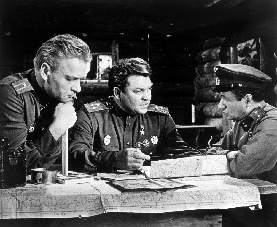  (1) Какое училище закончили летчики-новобранцы?  (2) В какой  период Великой Отечественной войны происходит действие фильма?  (3) Какой номер носила "поющая" эскадрилья?