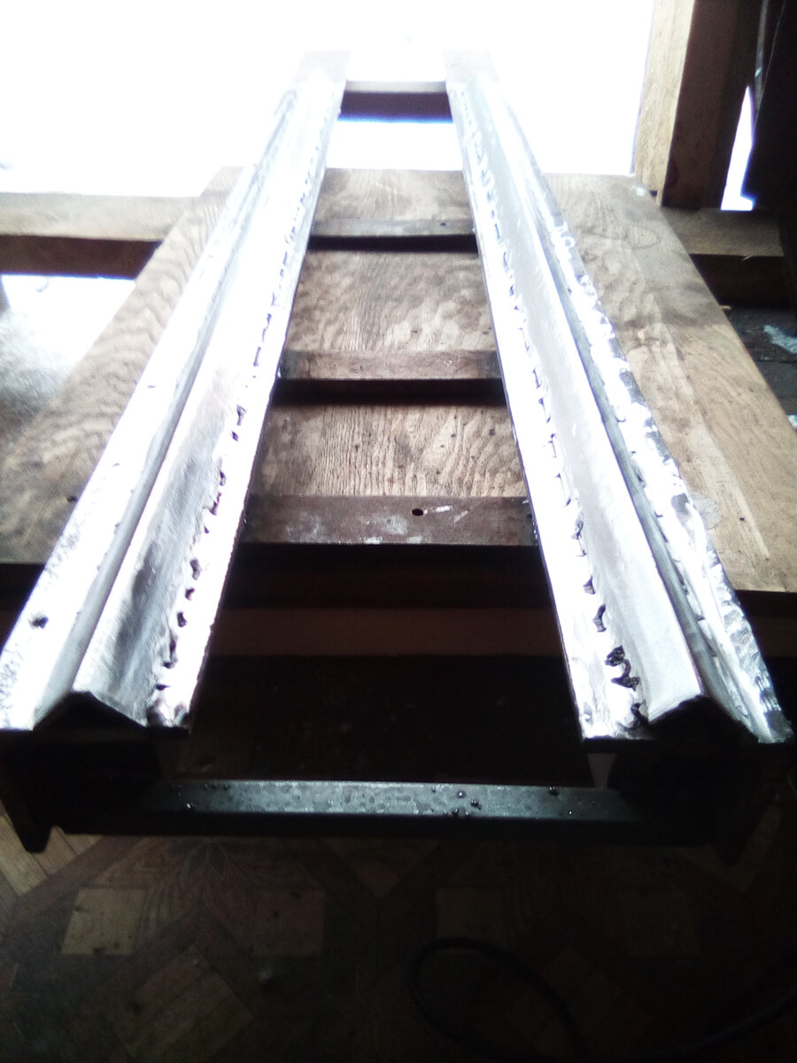 У правого уголка срезал сварку и струбциной стягивал вправо, а также поднял вверх на 3 мм