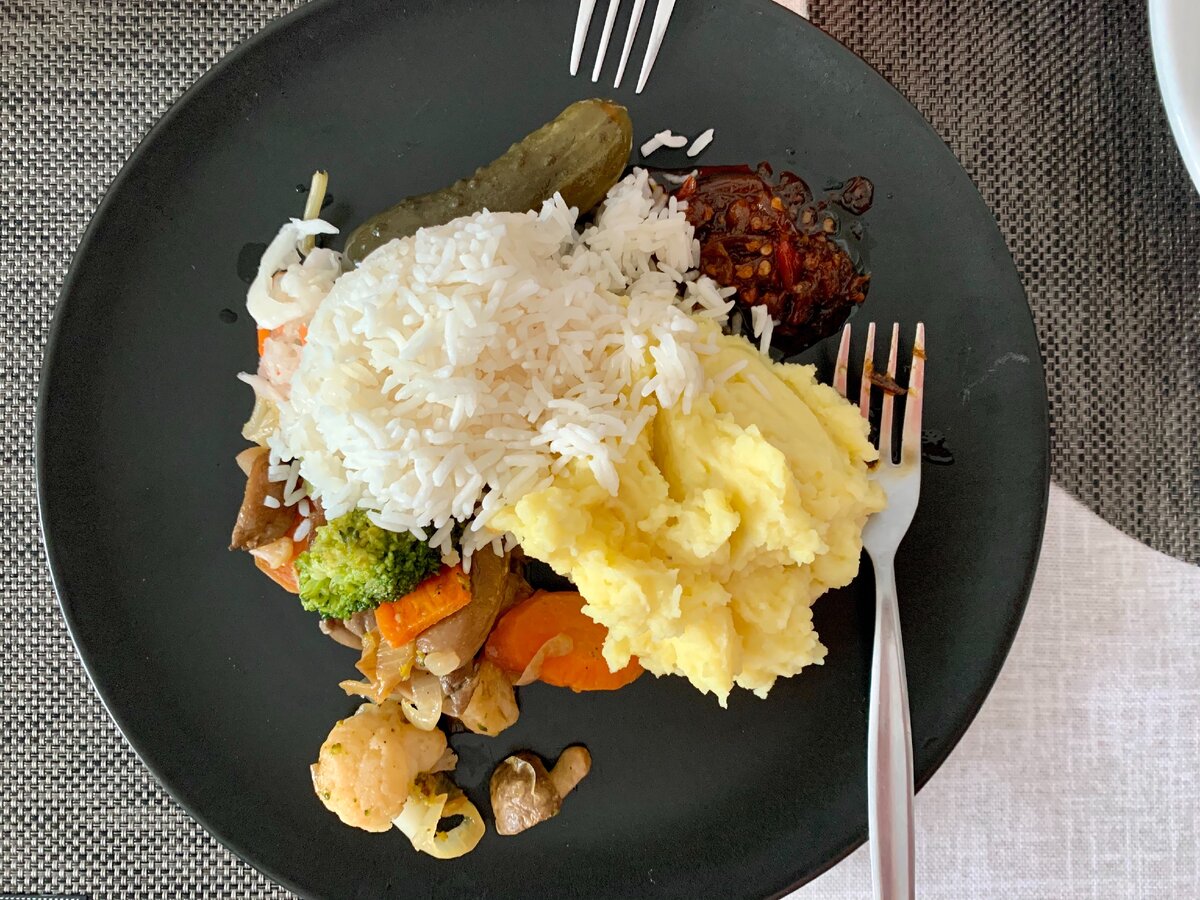 Так выглядит тарелка с русской едой в руках у индонезийцев. Фото автора, 2020.