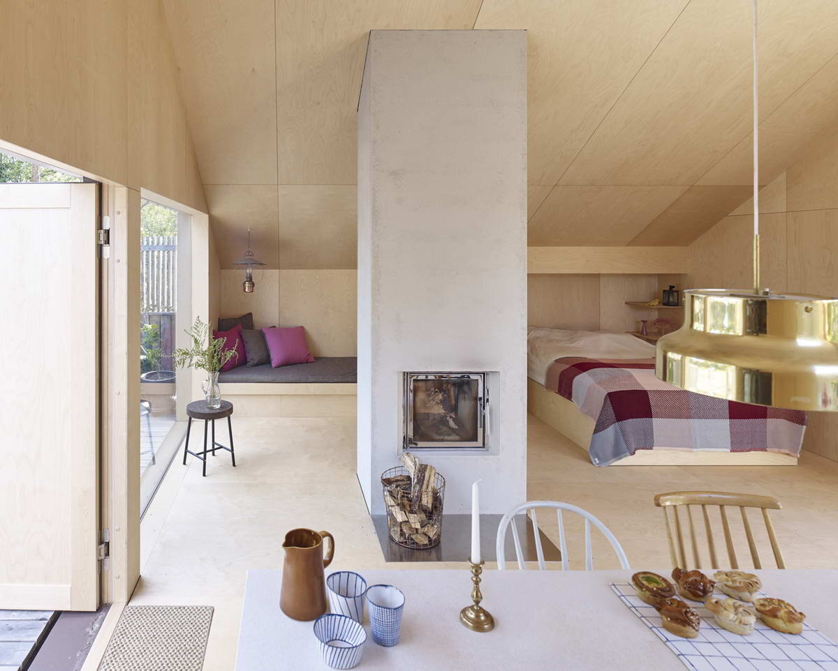 Жизнь бывает повернется на фасад дома фанерой