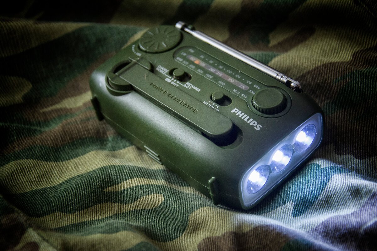 радиоприёмник с солнечной батареей "лель рп-402". аварийное радио для выживания. радиоприемник выживальщика. радио выживальщика. Radio base camp midland xt511.