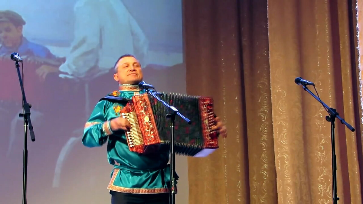 Гармонист Иван Сургаев.