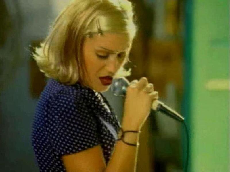 Кадр из клипа группы No Doubt на песню "Don't Speak".