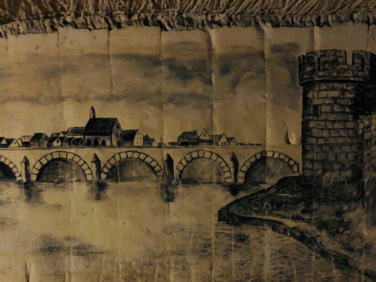 В подземных тоннелях можно встретить множество рисунков и барельефов ->