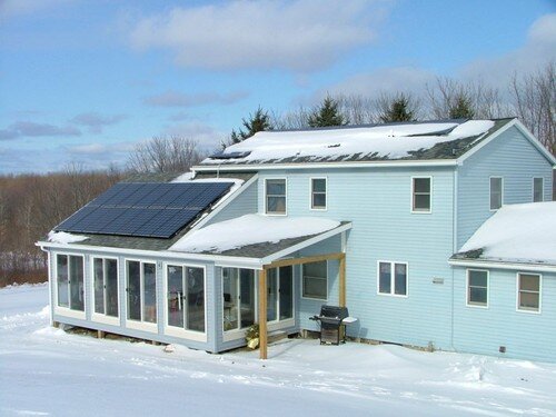 [caption id="attachment_1906" align="aligncenter" width="500"] Использование солнечных батарей для электроснабжения жилого дома круглый год - это реально[/caption]