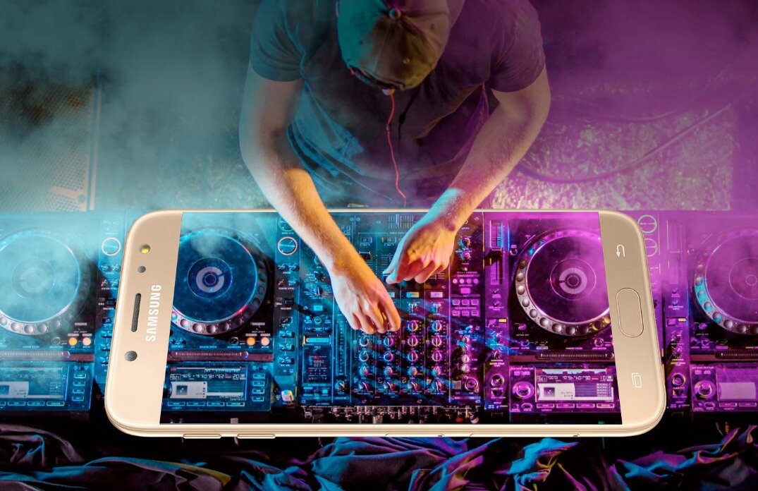 Лидером по производительности среди этих трех устройств предсказуемо является Samsung Galaxy J7 (2017), который в виртуальном тесте AnTuTu набирает порядка 43 000 баллов. Но и младшие модели быстро запускают приложения, плавно воспроизводят видео, дают возможность поиграть во многие игры.


Лидером по производительности среди этих трех устройств предсказуемо является Samsung Galaxy J7 (2017), который в виртуальном тесте AnTuTu набирает порядка 43 000 баллов.

Автономность
Все смартфоны, входящие в эту серию, получили несъемные аккумуляторы. Каждый представитель линейки Samsung J 2017 года способен продержаться без подзарядки с утра до вечера, а фирменные режимы энергосбережения дают возможность растянуть время автономной работы и на 2-3 дня. Хотя, конечно, многое зависит от того, насколько интенсивно ты будешь пользоваться своим мобильным устройством. Что касается емкости аккумуляторов, то она следующая:
