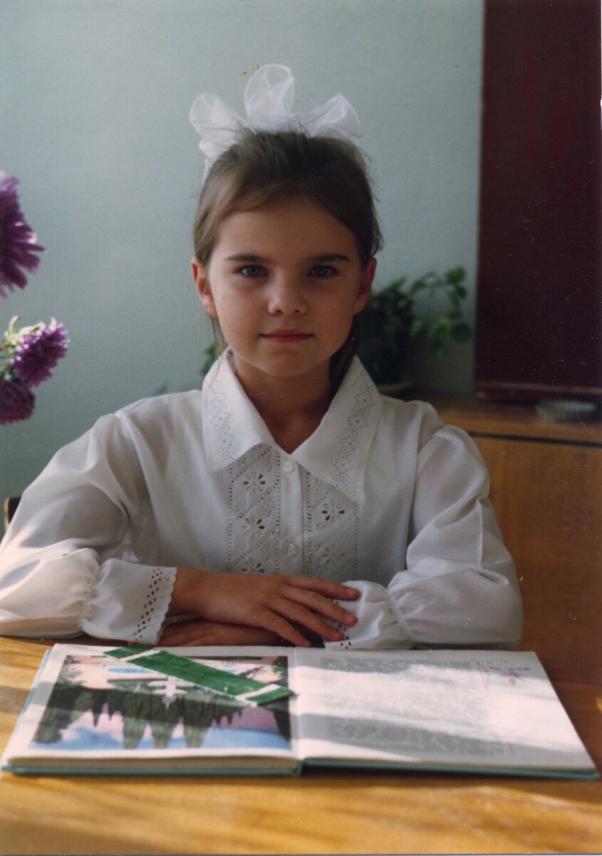 Серьезная 8-летняя Настюшенька ожидает свой гонорар