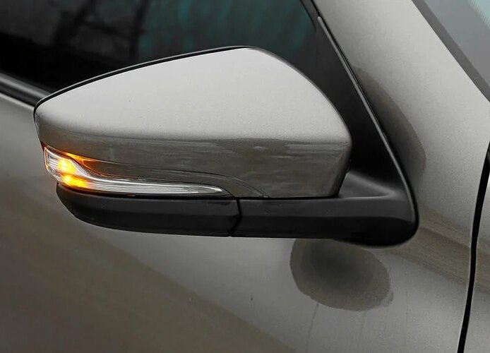 Наружные зеркала с указателями поворотов позаимствованы у новой Гранты.