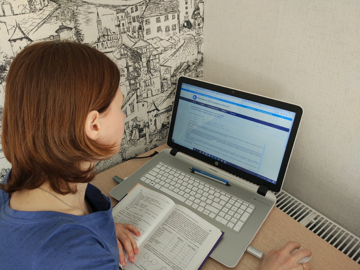 14 марта Минпросвещения РФ рекомендовало учебным заведениям при необходимости временно перевести школьников на дистанционное обучение. Такое решение приняли после заседания оперативного штаба по предупреждению распространения коронавирусной инфекции COVID-19.
С понедельника, 16 марта, свободное посещение вводится во многих школах. Для тех, кто пожелает остаться дома, организовано дистанционное обучение. То есть родители могут сами принять решение, отводить ли ребенка в школу или нет. Для тех, кто решит переждать эпидемию дома, обучение будет проходить с помощью различных онлайн-сервисов.
