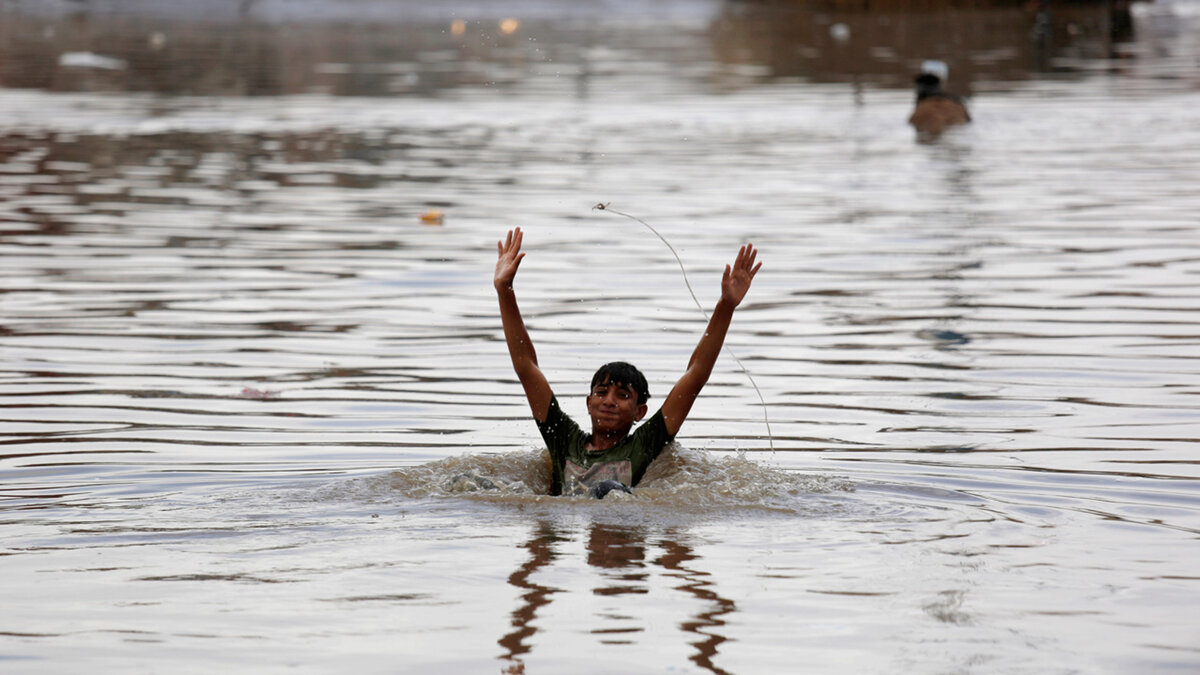 Анхар дзен. Floodwater. Water Flood Actions. Flood people. Анхар дзен Йемен озеро.