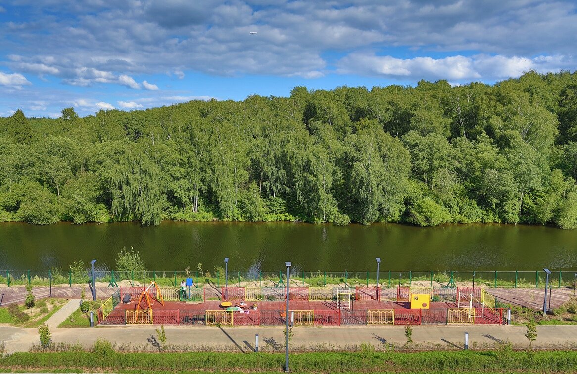Парк заречье троицк. Деснянско-старогутский национальный. Троицк десна парк. Жк андерсен река. Парк десна.