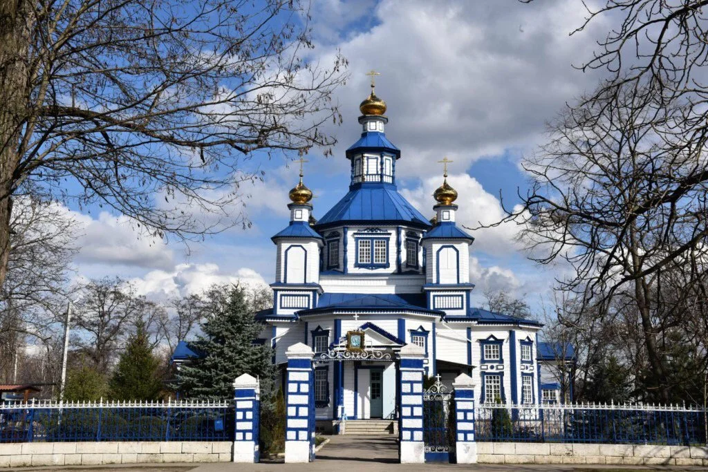 Церковь всегда была окрашена в бело-голубые тона, сейчас добавились золотые главки