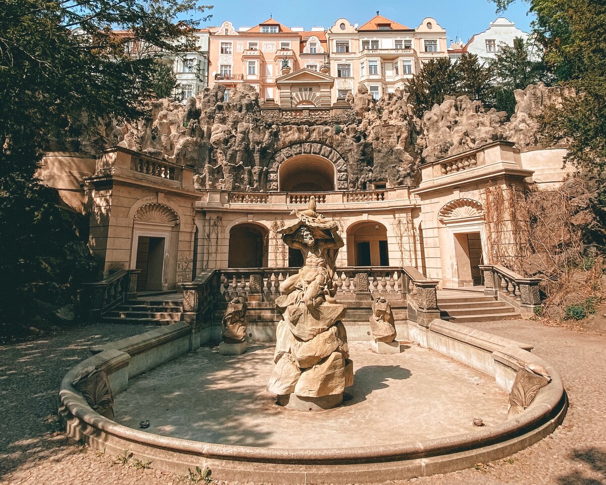 Грот в парке Гребовка