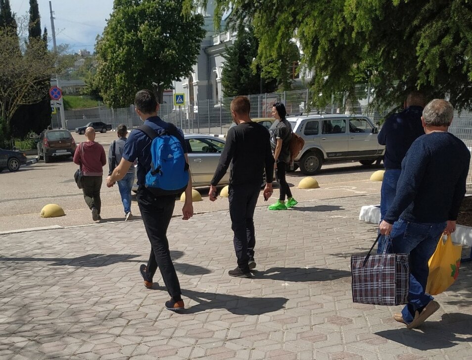 Пассажиры электрички Симферополь – Севастополь идут к остановке общественного транспорта