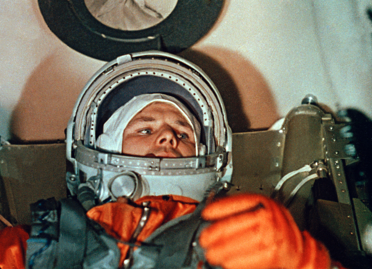 Космонавт Юрий Гагарин на борту космического корабля «Восток-1» (из документального фильма «Советы в космосе» 1960-х годов) © Спутник