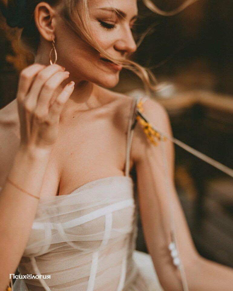 Женщины любят плохих парней за тот комплекс качеств, который присущ исконной мужественности, — грубая сила, умение идти напролом, не останавливаясь перед препятствиями, отбрасывать прочь соперников и первым достигать цели. Плохие парни обладают качествами альфа-самца в полной мере. К тому же они часто бывают более опытными и раскованными в сексе, поскольку в течение жизни у них бывает больше сексуальных партнерш, чем у обычных мужчин. Энтропия мозга