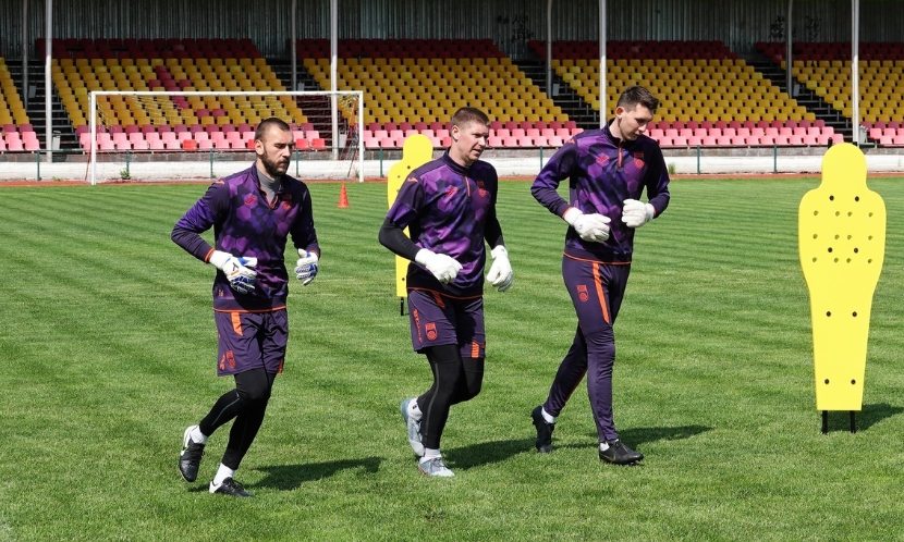 Желтые фанерные манекены.