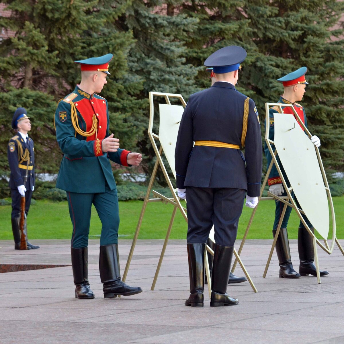 Есть ли конфликты между парнями в фуражках с красным околышем и парнями в фуражках с «васильковым» околышем?