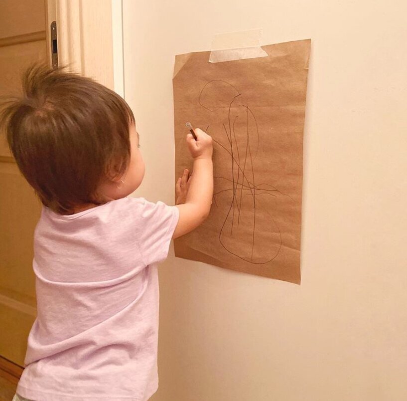 Моя доча рисует на кухне, пока я готовлю👍