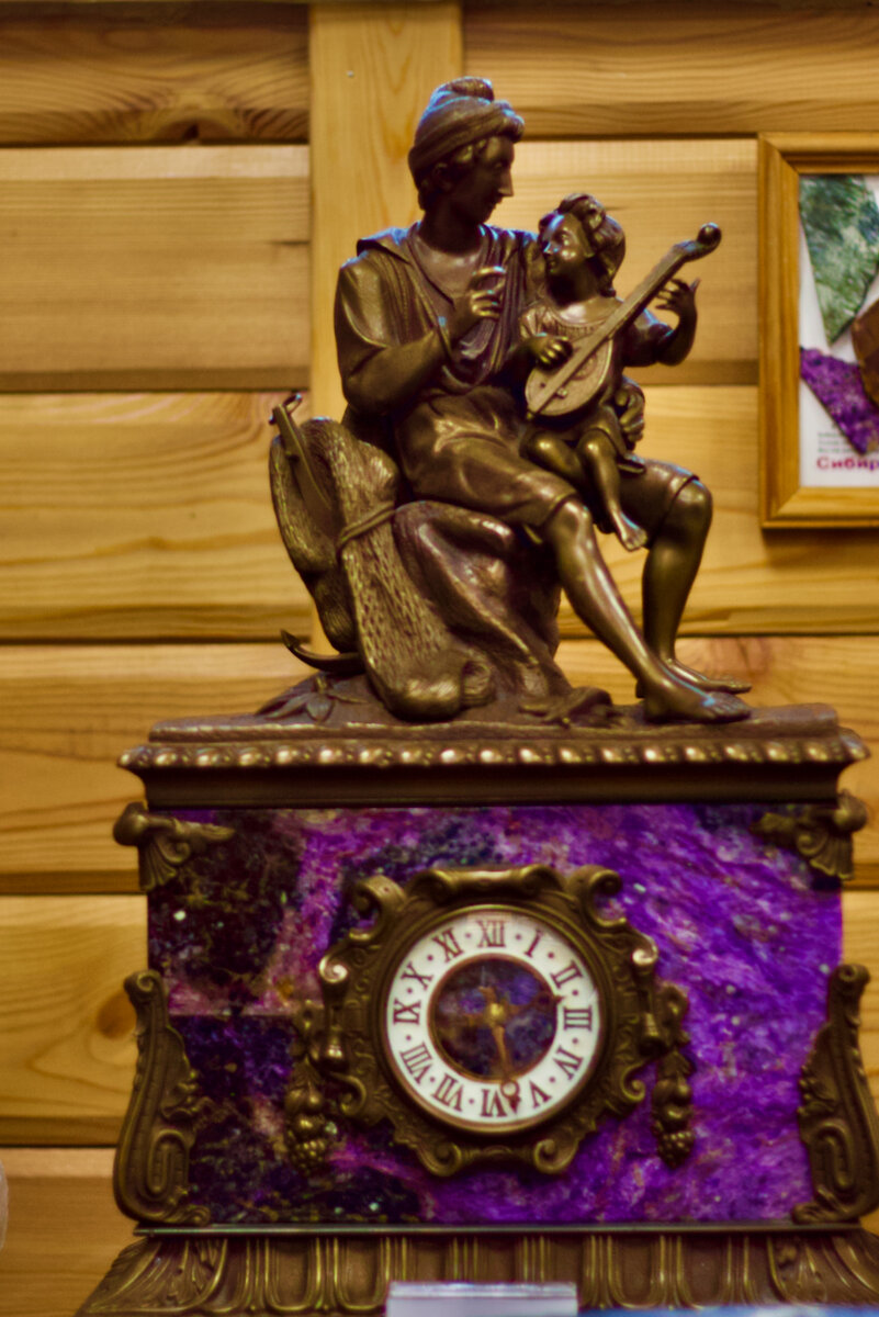 Инкрустированные часы