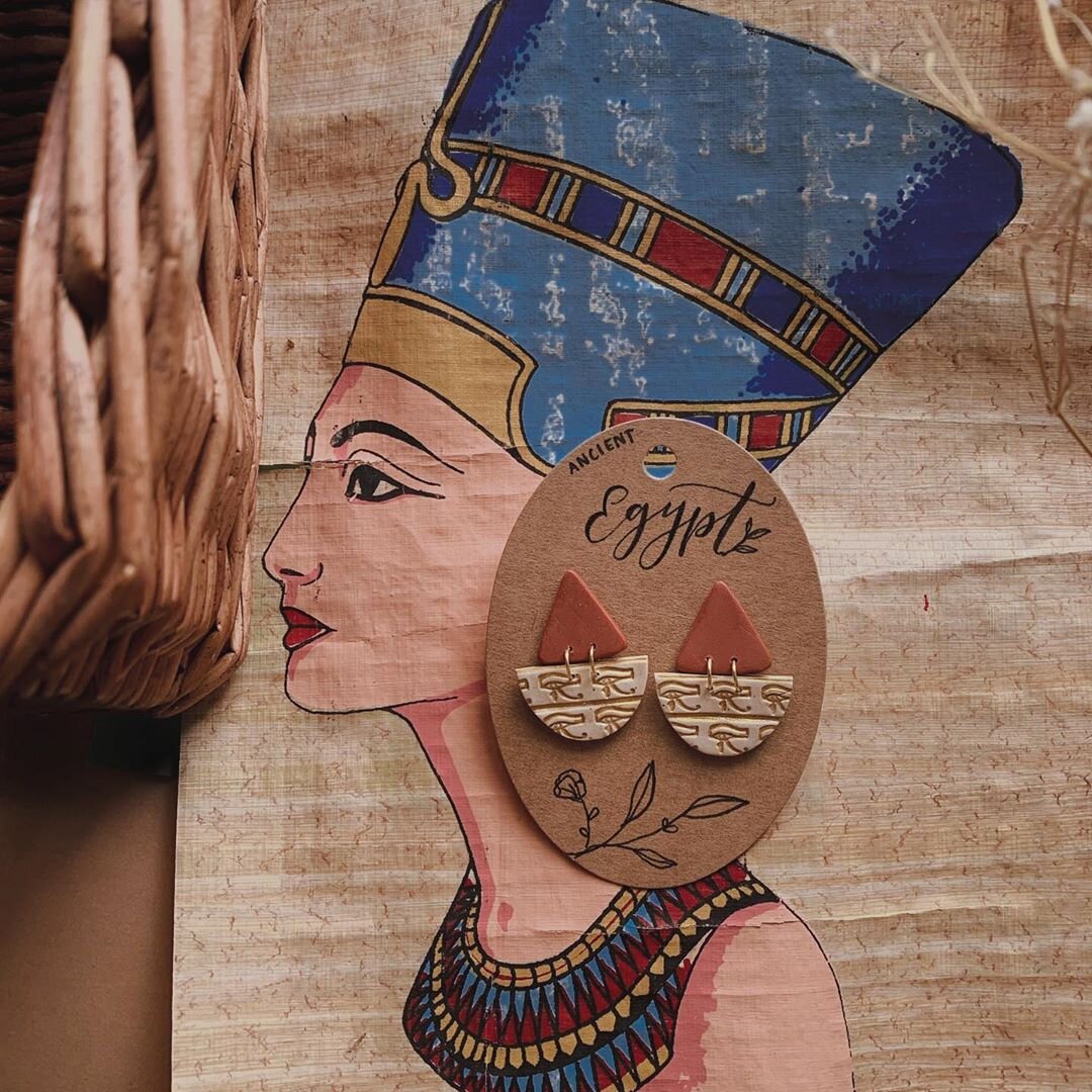 Доподлинно известно, что уже 9000 лет назад Клеопатра красила волосы хной.