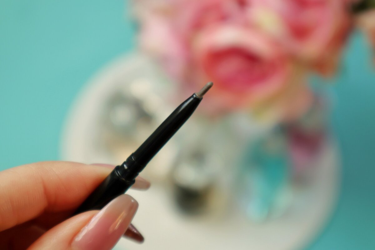 Очень удобно оформлять брови за счет тонкого грифеля