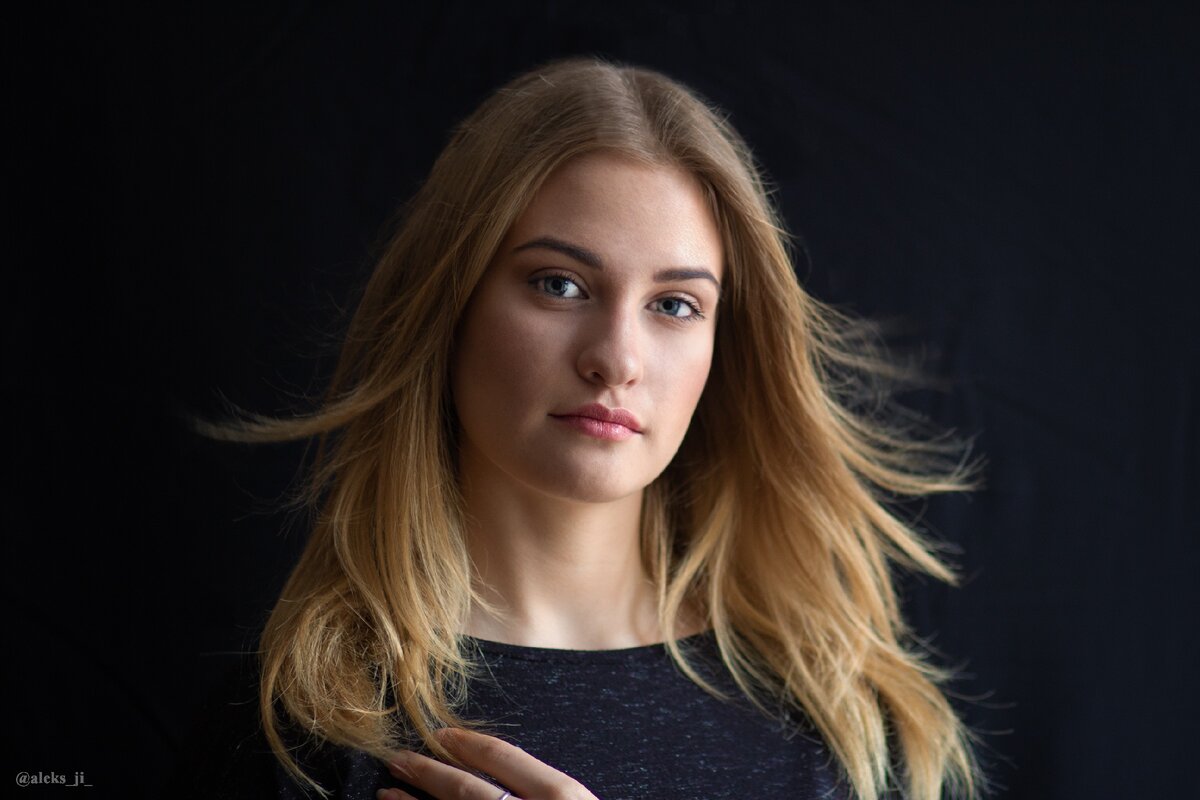 Чтобы получить красивую фотографию, мало найти хорошую модель. Мы все живые люди и у нас могут быть маленькие недостатки, плюс влияние различных факторов: зима, праздники, сладкое, недостаточное потребление воды и т.д. Поэтому роль визажиста очень важная!!! Представьте, чтобы наложить легкий макияж, может уйти до полутора часов...
Конечно большая часть зависит от Фотографа...То, как он выставит фон, свет, настроит аппаратуру (Профи никогда не снимают в автоматическом режиме)))
Но больше всего уходит времени на обработку... Приходится немного повозиться со слоями, настройками, ретушью и... вуаля, получаем готовый снимок!