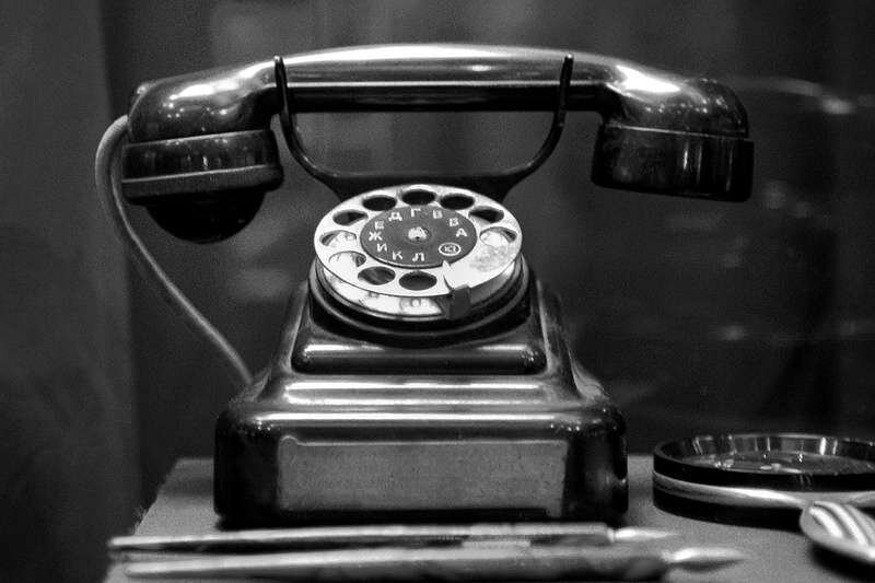 Единственная настоящая «вертушка», которую довелось видеть, почти такая же, только без диска – позвонить можно было только нам – очень архетипично! 