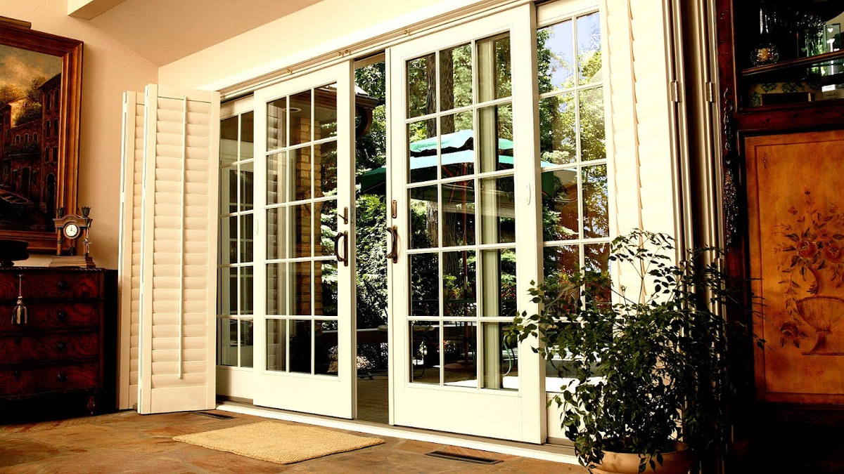 5 видов деревянных дверей со стеклопакетами: в каком доме они уместнее всего