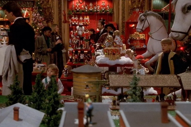 Кадр из фильма. Кевин в магазине игрушек 