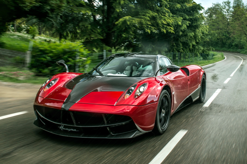 Pagani Huayra («уайра», если кто не знает, как произносится название) – итальянский суперкар, выпускающийся с 2012 года. Он оборудован 6-литровым би-турбо двигателем V12 производства Mercedes. Мощность мотора составляет до 755 лошадок, крутящий момент около 1000 Нм. Двигатель укомплектован 7-ступенчатой секвентальной коробкой передач с двумя сцеплениями. Он обеспечивает разгон до 100 км/ч за 3,3 секунды.Pagani Huayra – автомобиль хоть и серийный, но редкий. В год компания выпускает всего около 20 суперкаров, поэтому заказывать надо заранее. Кроме того, не забудьте подготовить около $1,5 млн. Примерно во столько обойдется базовая версия спорткара. Другие модификации дороже, за кузов родстер производитель просил до $3 млн.