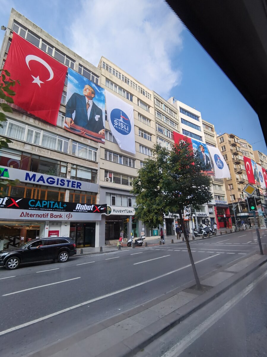 В первом автобусе я ещё спокоен. Фотографирую плакаты с Эрдоганом