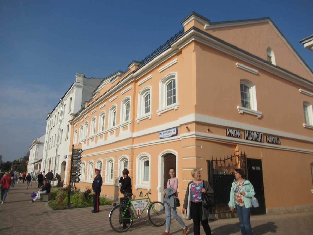 С торца здания имеется надпись латинскими буквами