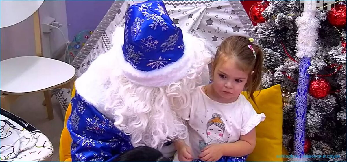 На Поляне радость и веселье - приближаются новогодние каникулы, которые участники проводят в кругу родных и друзей, уходят в отпуск и каждый день происходят какие-то позитивные события. К примеру, сегодня Дед Мороз Дмитренко решил отправить Рапунцель в декрет.

В дневном эфире дом 2 05.12.2020 в комнату к маленькой Василисе пришел бородатый дедушка с посохом и посадил девочку к себе на колени. Дедушка спросил у Василисы, какой она хочет подарок на Новый год, девочка испугалась и расплакалась. Зато мама Оля была в игривом настроении, смеялась и подбадривала дочку. Для Рапунцелей праздники связаны не с финансовыми тратами, а с бесконечным потоком подарков от спонсоров, всегда много приятной работы с рекламой, бонусы. общение с людьми вне периметра, много свободного времени и походы по магазинам.
