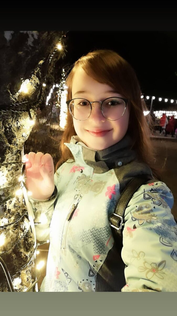 Это я) у нас в городе на время нг праздников сделали классную ландж-зону, стою вот у дерева с гирляндой🤩