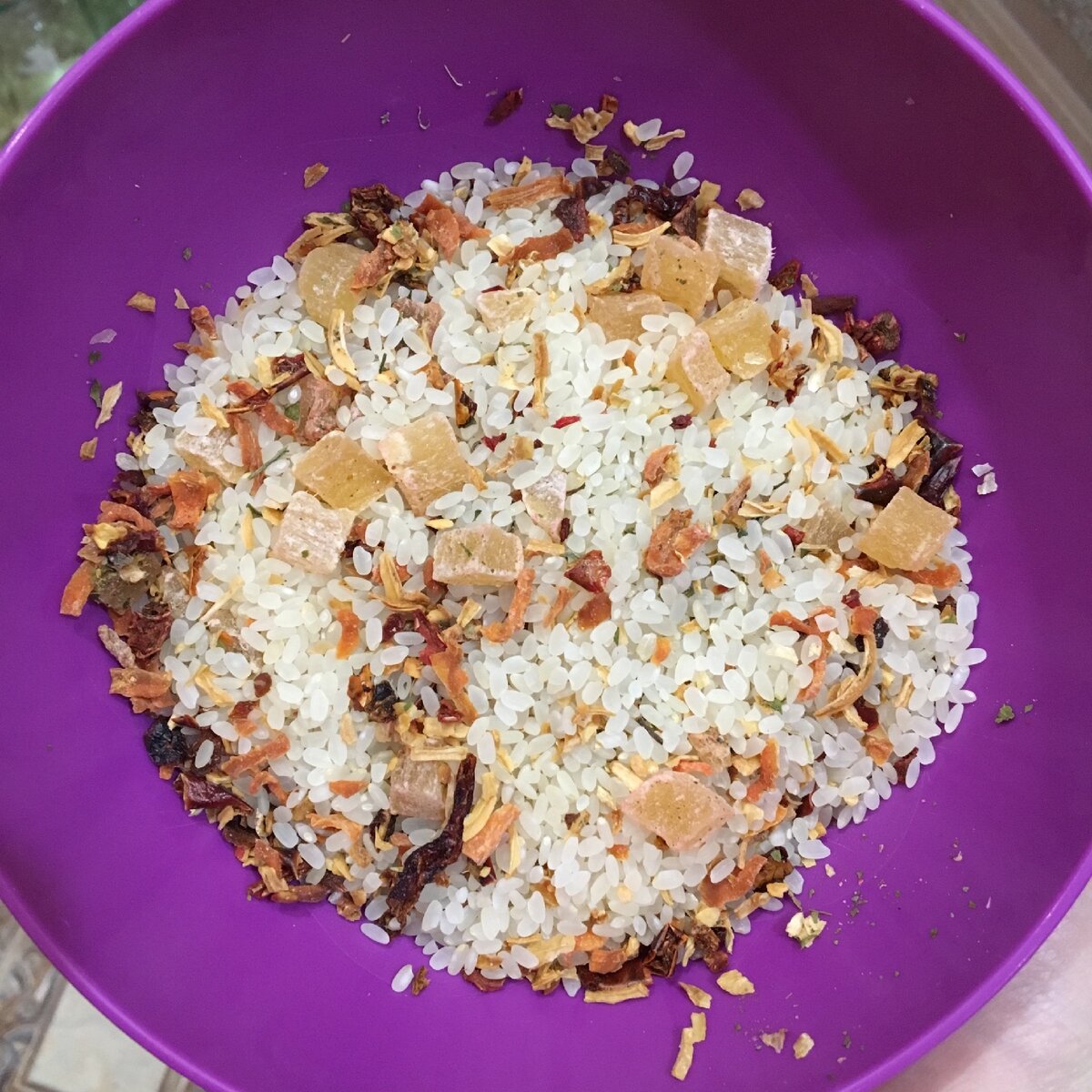 Рассыпчатый рис с кусочками ананаса и специй