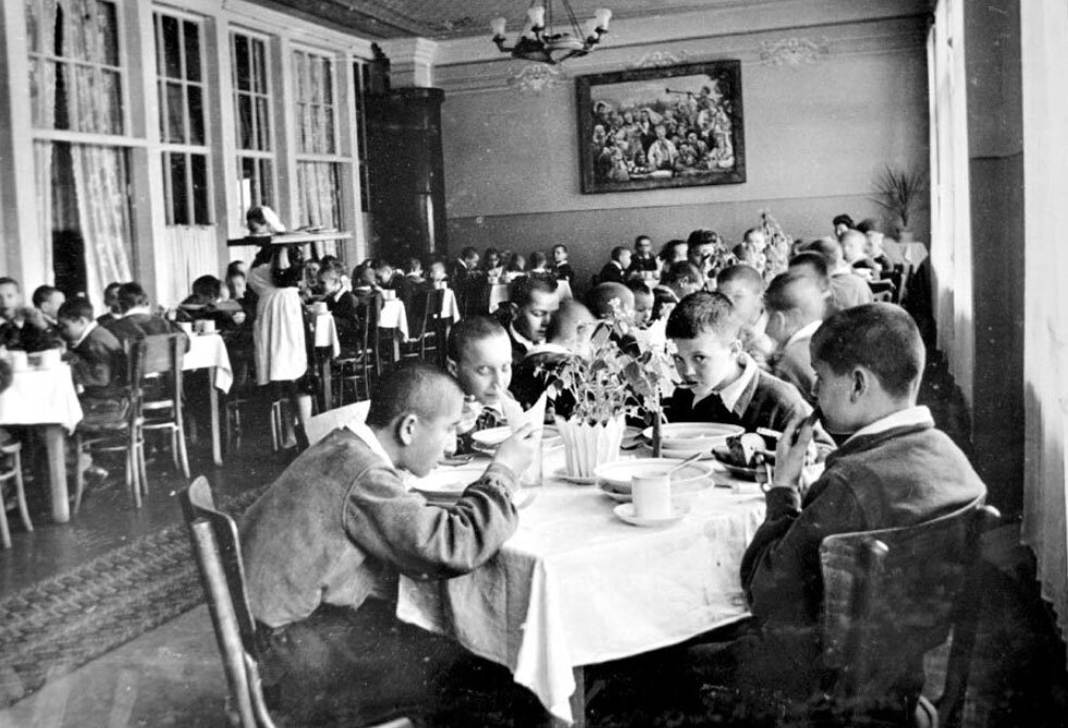 Сегодня многие дети едут на каникулах в летние лагеря. После чего пишут в мессенджерах своим родителям, что там плохие условия и требуют забрать их обратно в город. И в этом они далеко не оригинальны.-12