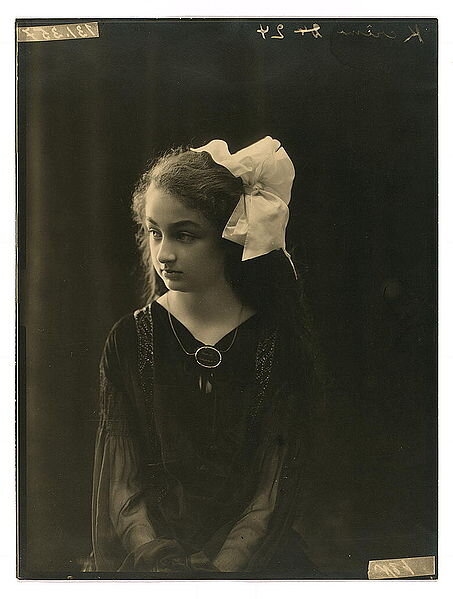 Дюррюшехвар-султан в возрасте 9 лет, 1923 год