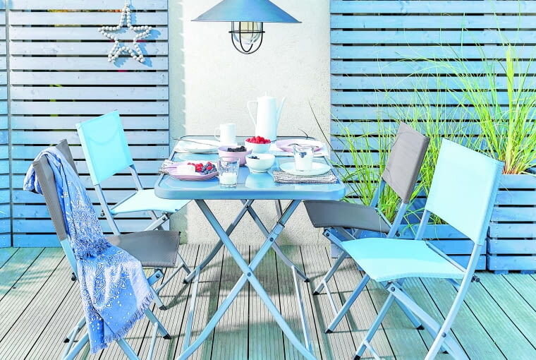 Расположение, которое напомнит нам об отдыхе на Балтийском море; складные стулья и стол удобно хранить.  Фото Леруа Мерлен