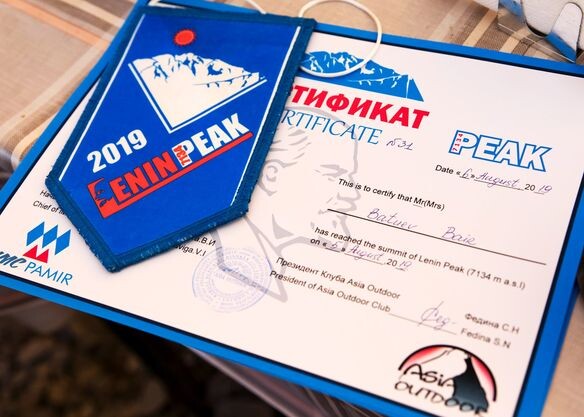 Дедушка МАЛ "Памир" раздает заслуженные подарки.